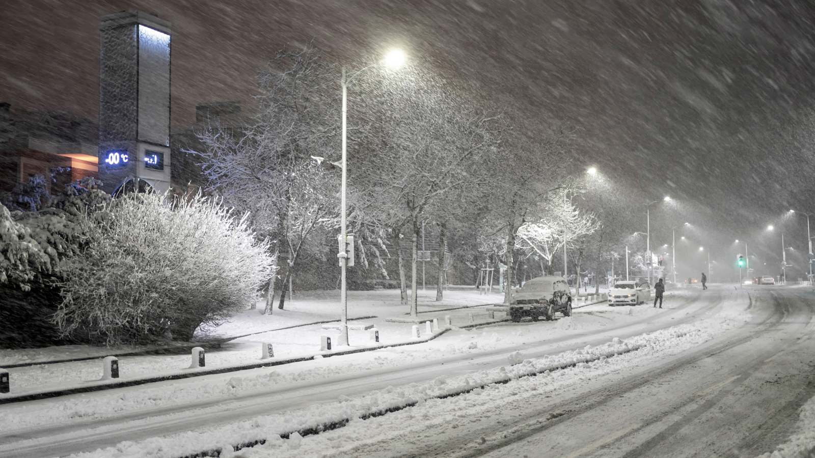 عاصفة ثلجية "غير مسبوقة" تعطل الحياة في جزيرة يابانية (فيديو)