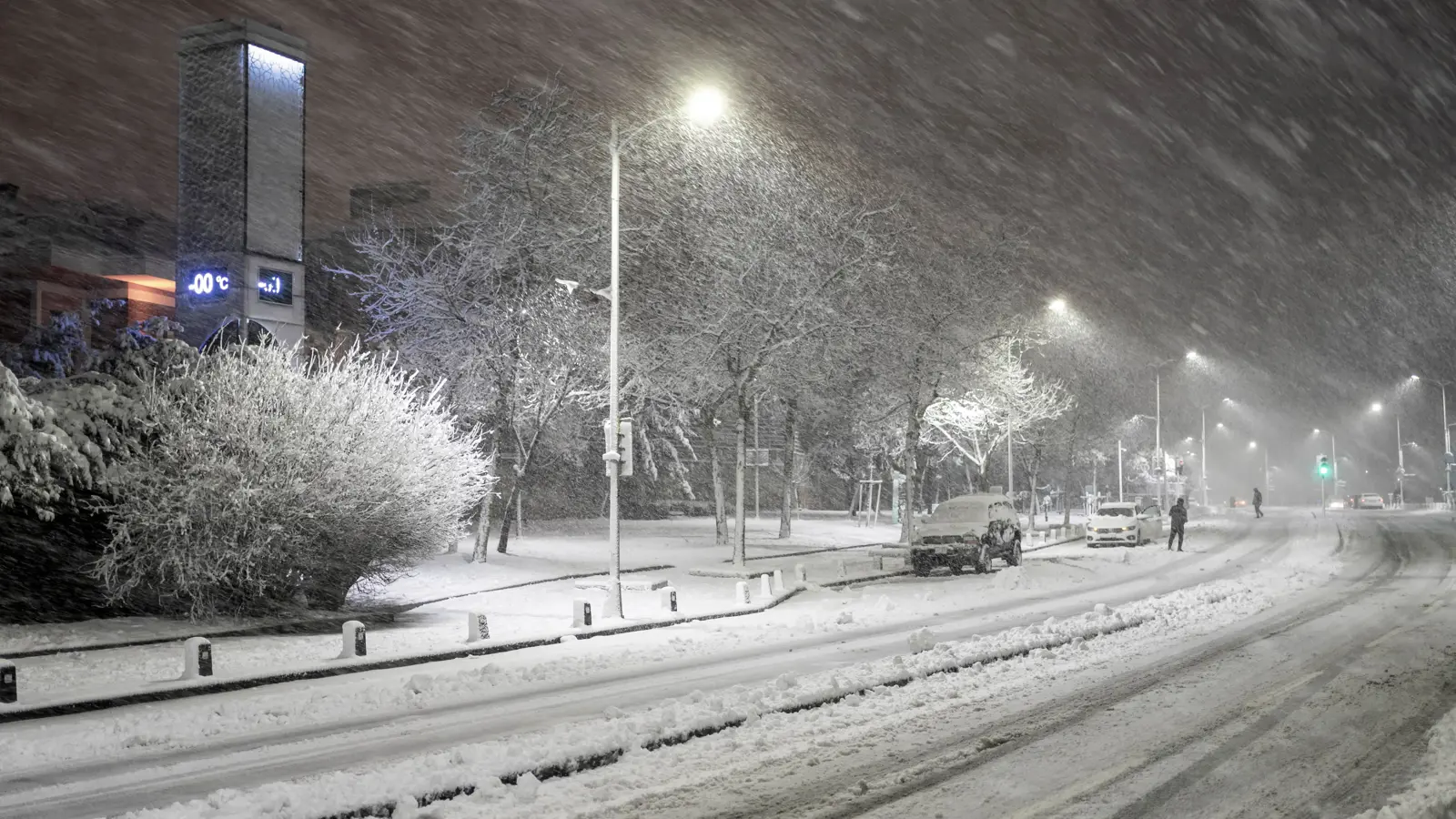 عاصفة ثلجية "غير مسبوقة" تعطل الحياة في جزيرة يابانية (فيديو)