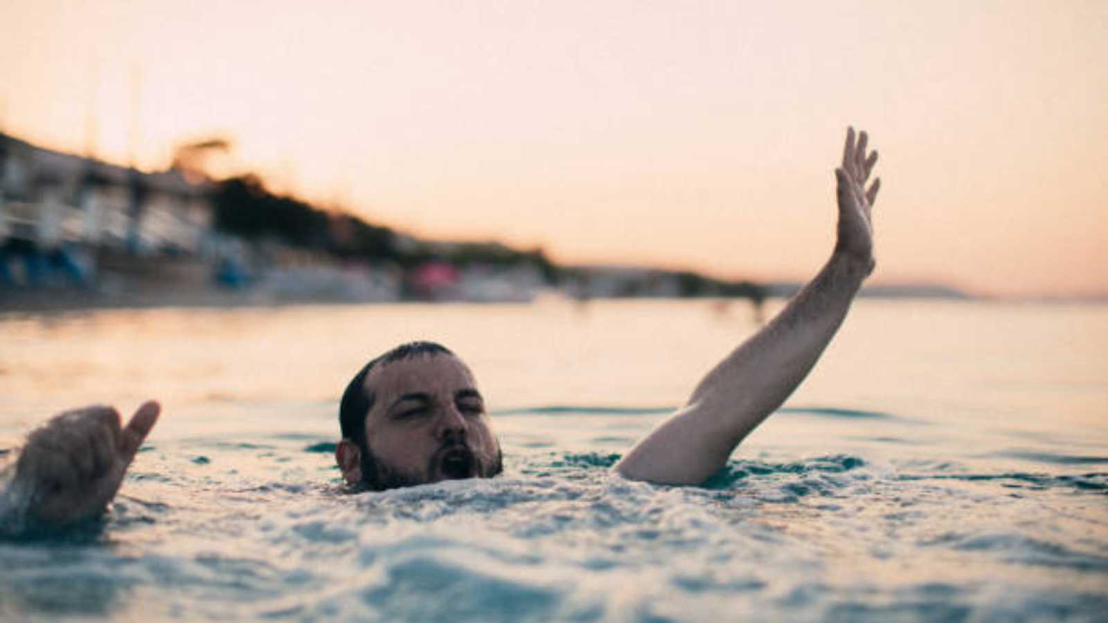 رحلة تحولت لكابوس.. إنقاذ بريطاني أصيب بنوبة قلبية أثناء السباحة (فيديو)