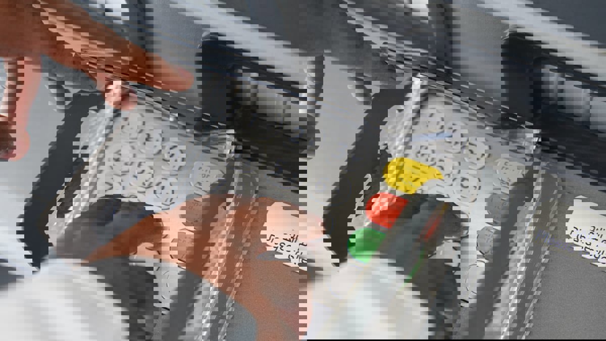 السعودية.. السجن عاما و30 ألف دولار غرامة لـ"حارق صراف آلي"