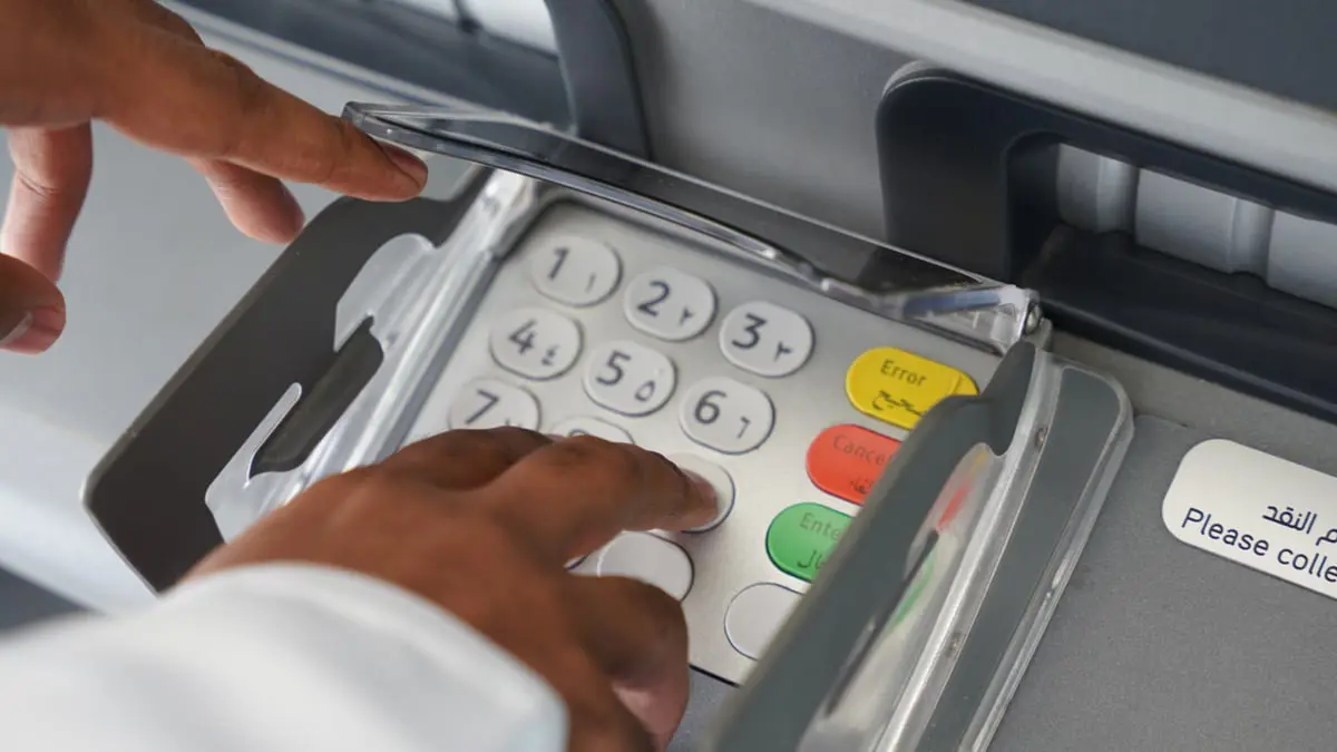 السعودية.. السجن عاما و30 ألف دولار غرامة لـ"حارق صراف آلي"