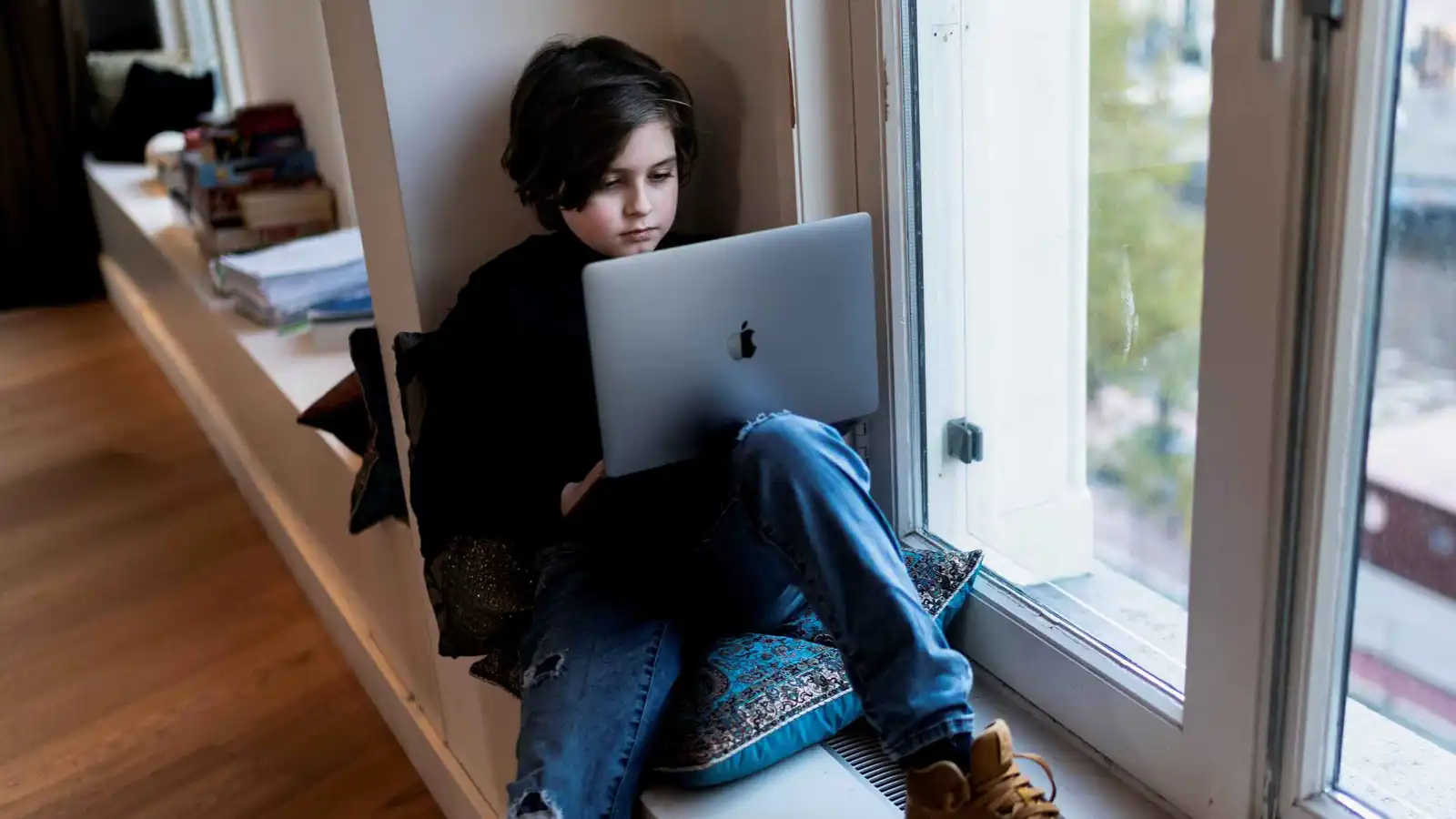 "أينشتاين الصغير".. طفل عبقري يذهل العالم بسعيه لإطالة عمر الإنسان