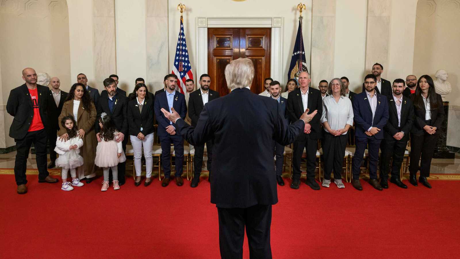 منحهم "عملة التحدي".. ترامب يكرم إسرائيليين كانوا رهائن في غزة (فيديو)