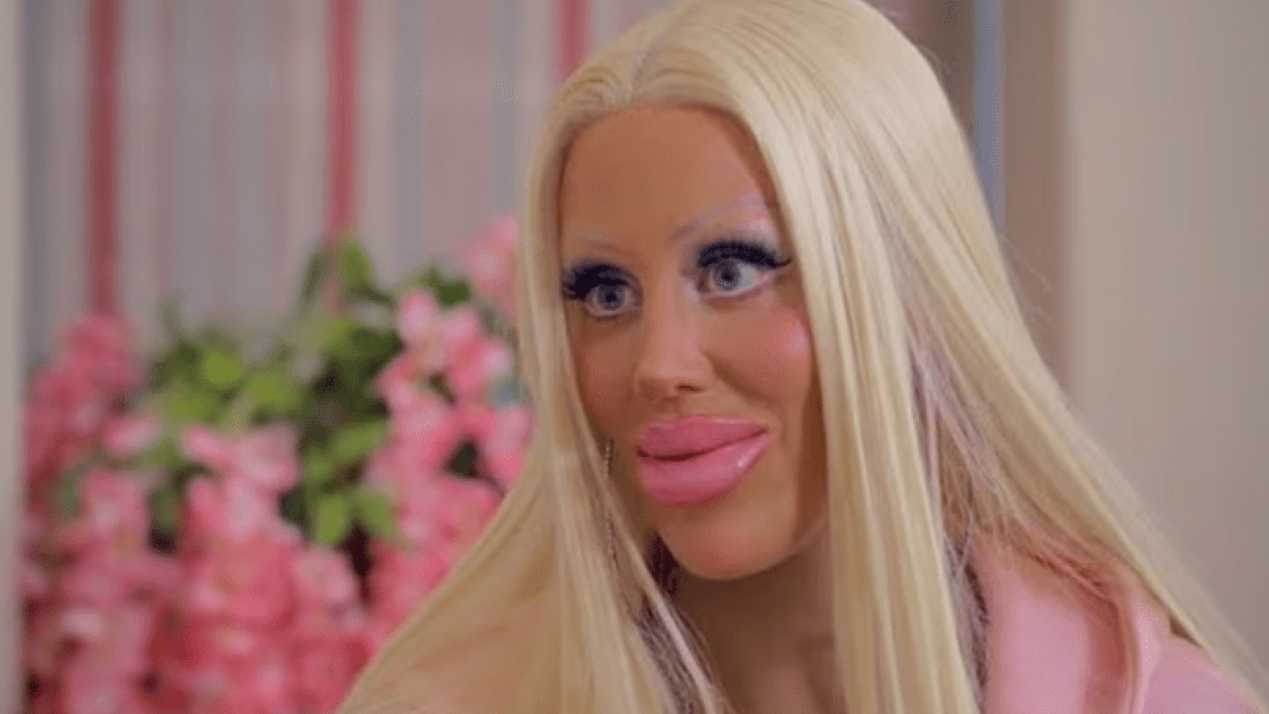 تحولت إلى نسخة حيّة من "باربي".. ما الذي فاجأ الجمهور؟