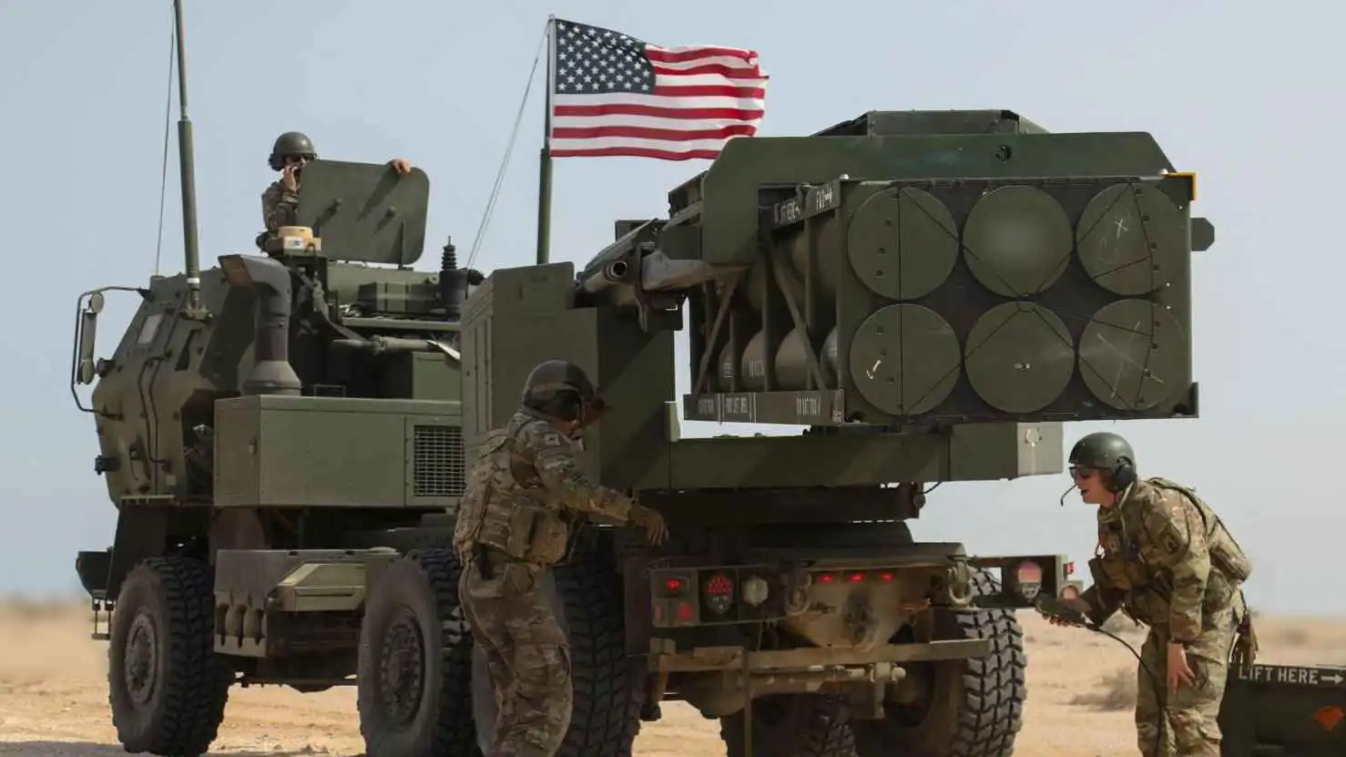 الجيش الأمريكي يقصف منصات الصواريخ الإيرانية في المخابئ (فيديو)