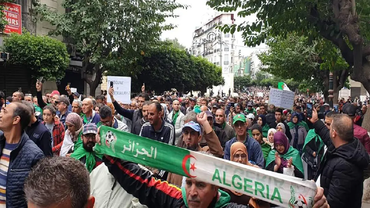 عقب تنصيب تبون.. متظاهرون جزائريون يرفعون المصاحف ويقسمون على استمرار الحراك (فيديو)