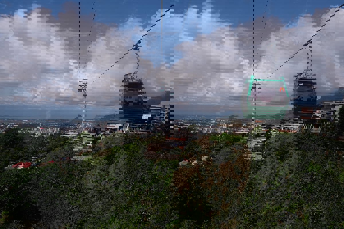 أسفر عن قتيل وجرحى.. سقوط "مروع" لتلفريك في كولومبيا (فيديو)