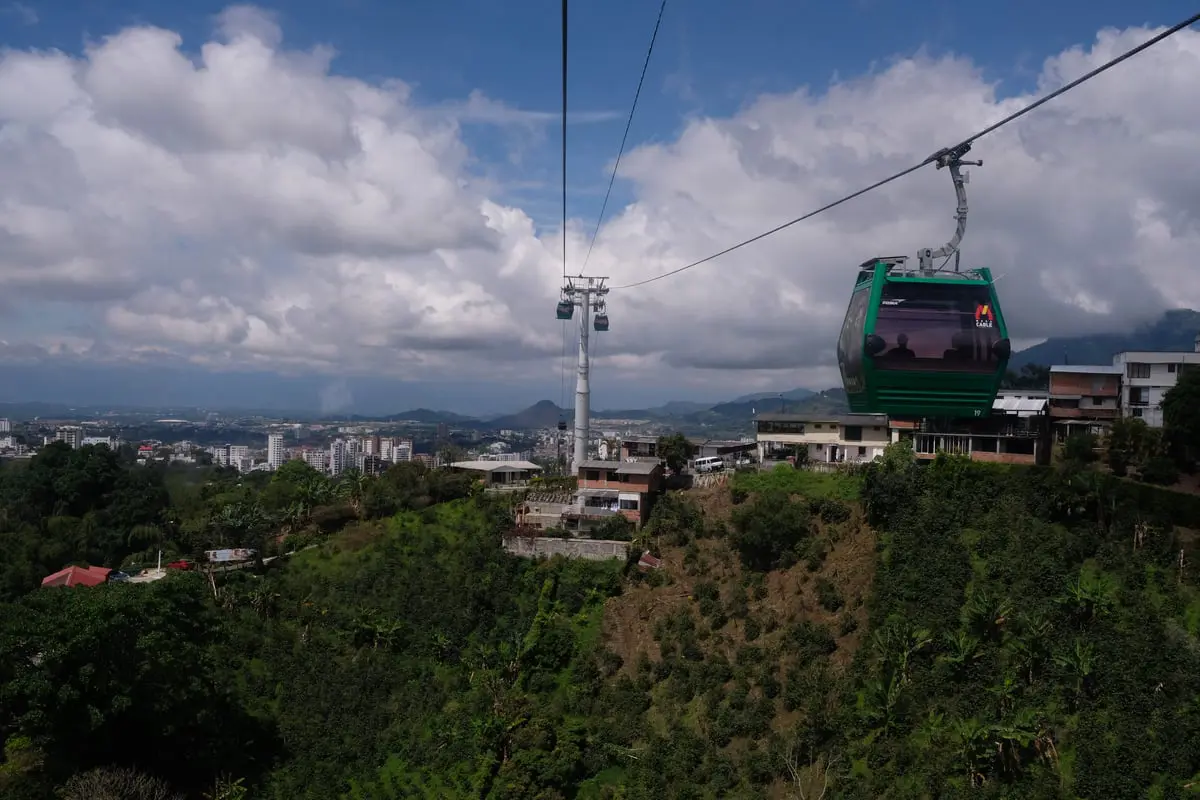 أسفر عن قتيل وجرحى.. سقوط "مروع" لتلفريك في كولومبيا (فيديو)