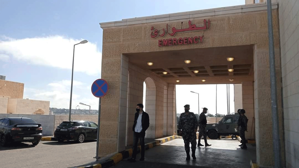 فاجعة مستشفى السلط.. فيديو متداول لمواطنين يحطمون سيارة رئيس الديوان الملكي