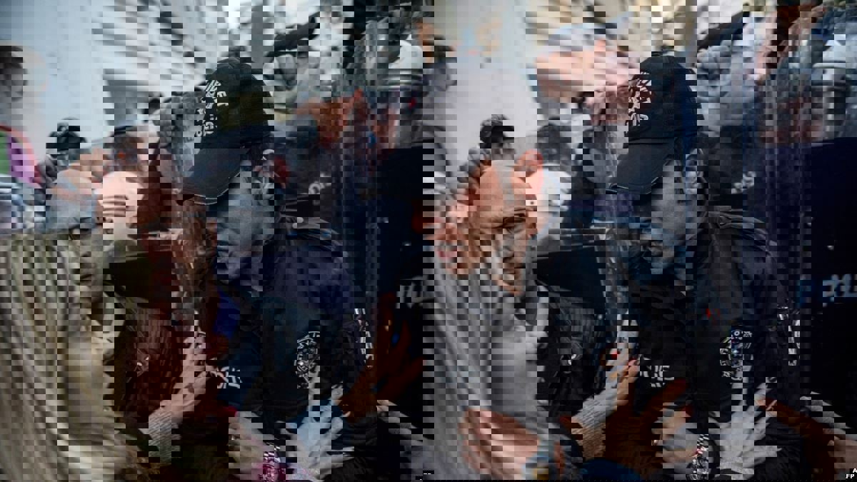 الشرطة التركية تمنع مسيرة لمئات النساء وسط إسطنبول (فيديو)