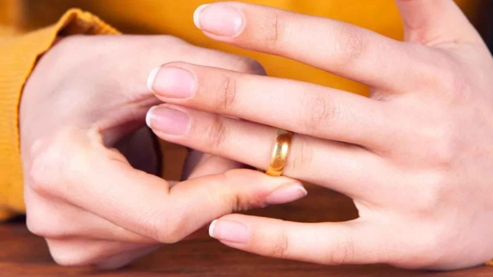 اليمن.. شيخ دين يطلق امرأة من زوجها ليتزوج بها