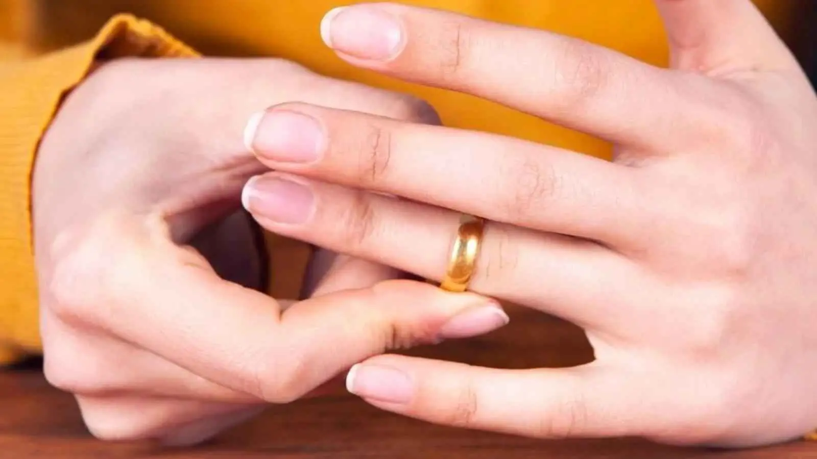 اليمن.. شيخ دين يطلق امرأة من زوجها ليتزوج بها