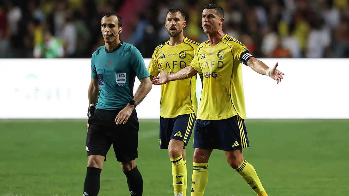 هل قال باسم الله؟.. لقطة لافتة لكريستيانو رونالدو أمام الاتحاد (فيديو)