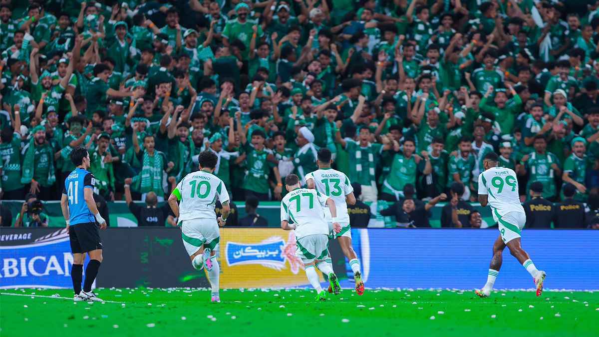 "رحلت بسبب الفوضى".. تصريحات نارية من نجم الأهلي السعودي السابق