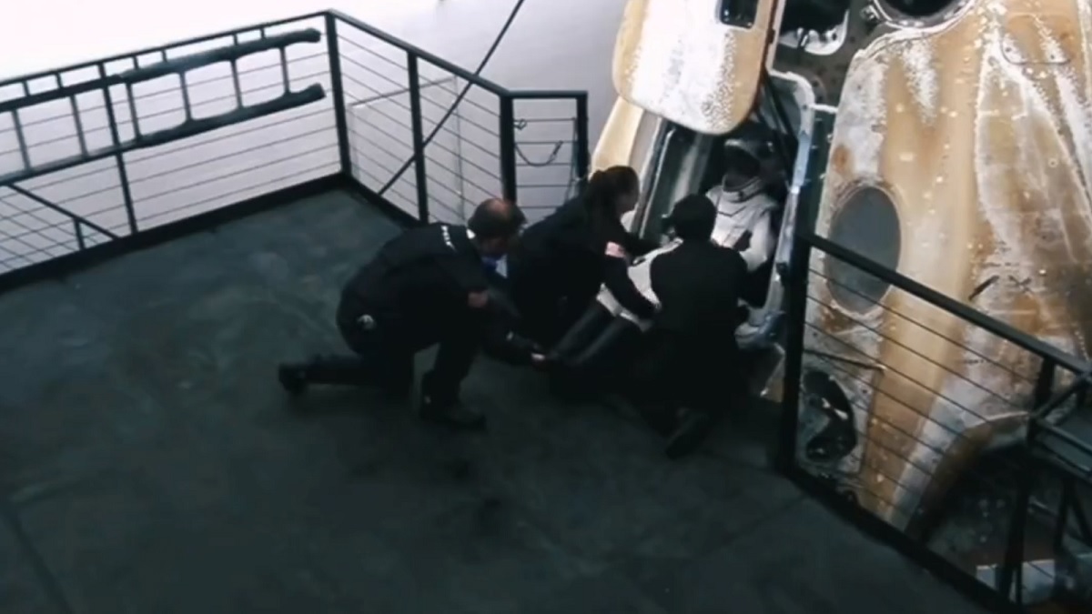 شاهد لحظة خروج السعودية ريانة برناوي من الكبسولة الفضائية