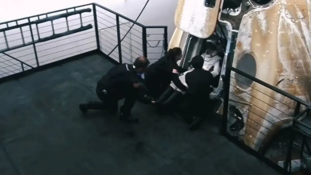 شاهد لحظة خروج السعودية ريانة برناوي من الكبسولة الفضائية