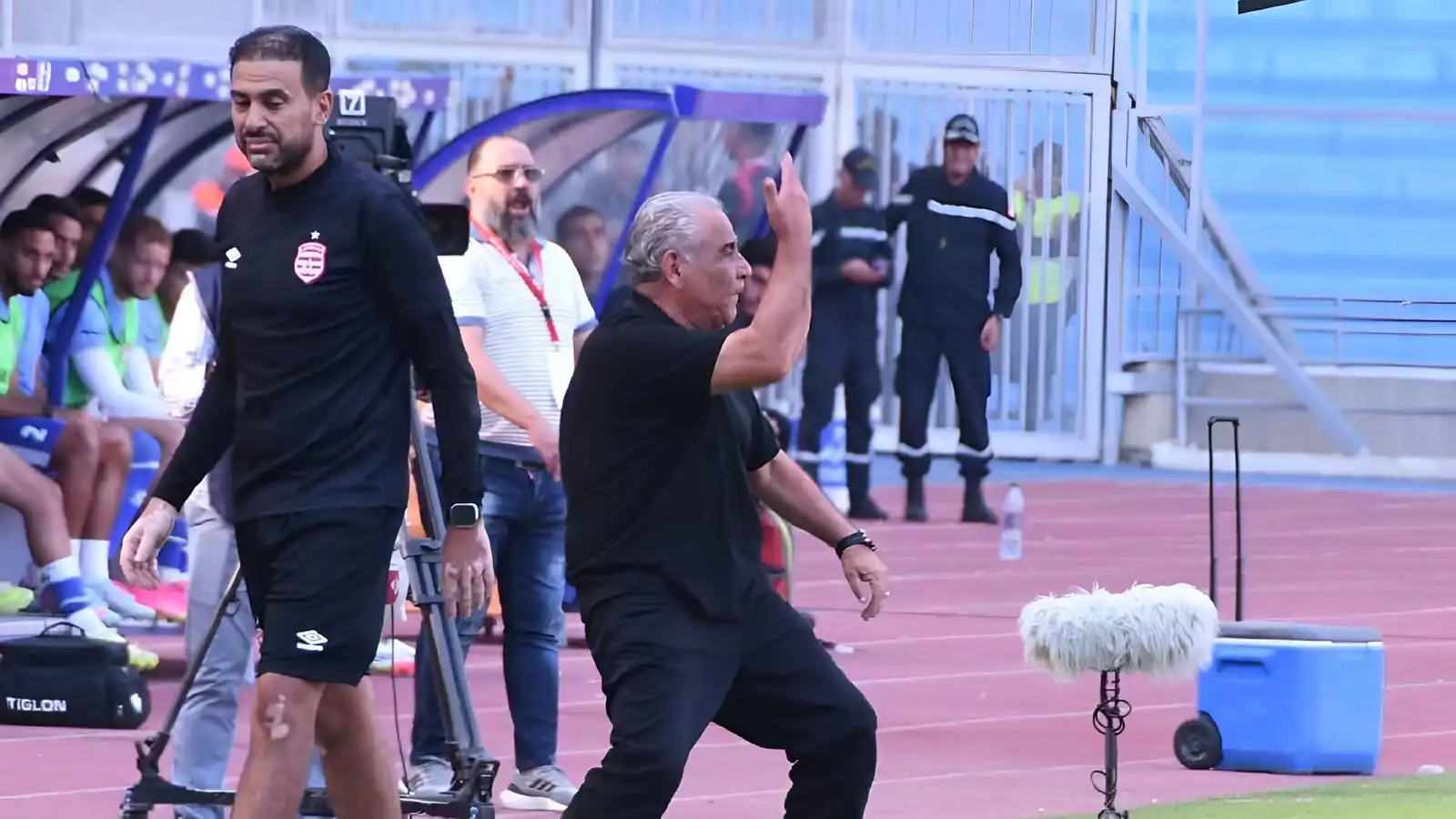 لفتة رائعة من لاعبي الاتحاد المنستيري تجاه فوزي البنزرتي (فيديو)