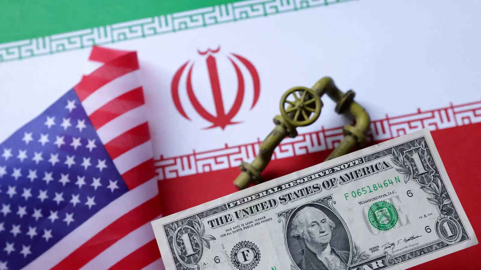 الدولار يرتفع مع صعود قياسي لأسعار النفط بسبب الحرب