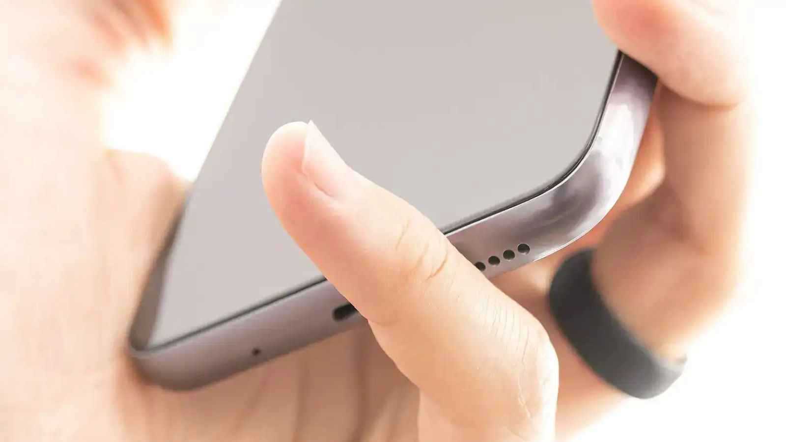 "البنصر".. كيف تغير الهواتف الذكية شكل أيدينا؟‎