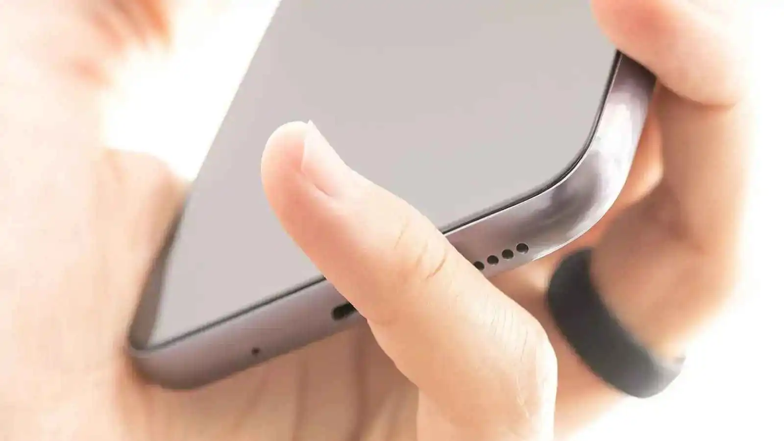 "البنصر".. كيف تغير الهواتف الذكية شكل أيدينا؟‎