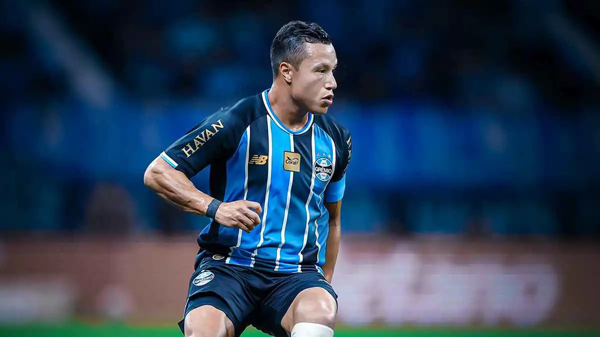 دموع على أرض الملعب.. إصابة خطيرة تهز الدوري البرازيلي (فيديو)