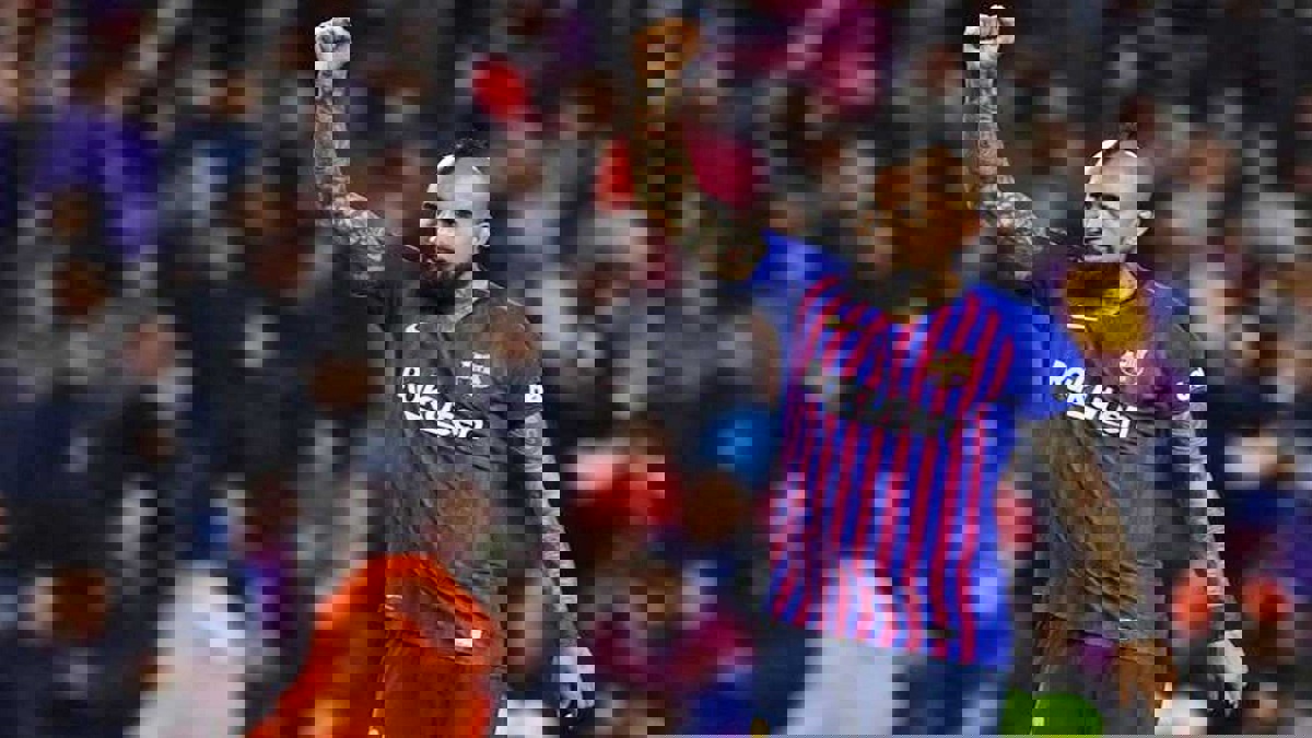 تقارير.. إنتر ميلان يستغل لقاء برشلونة لتجديد عرضه لفيدال