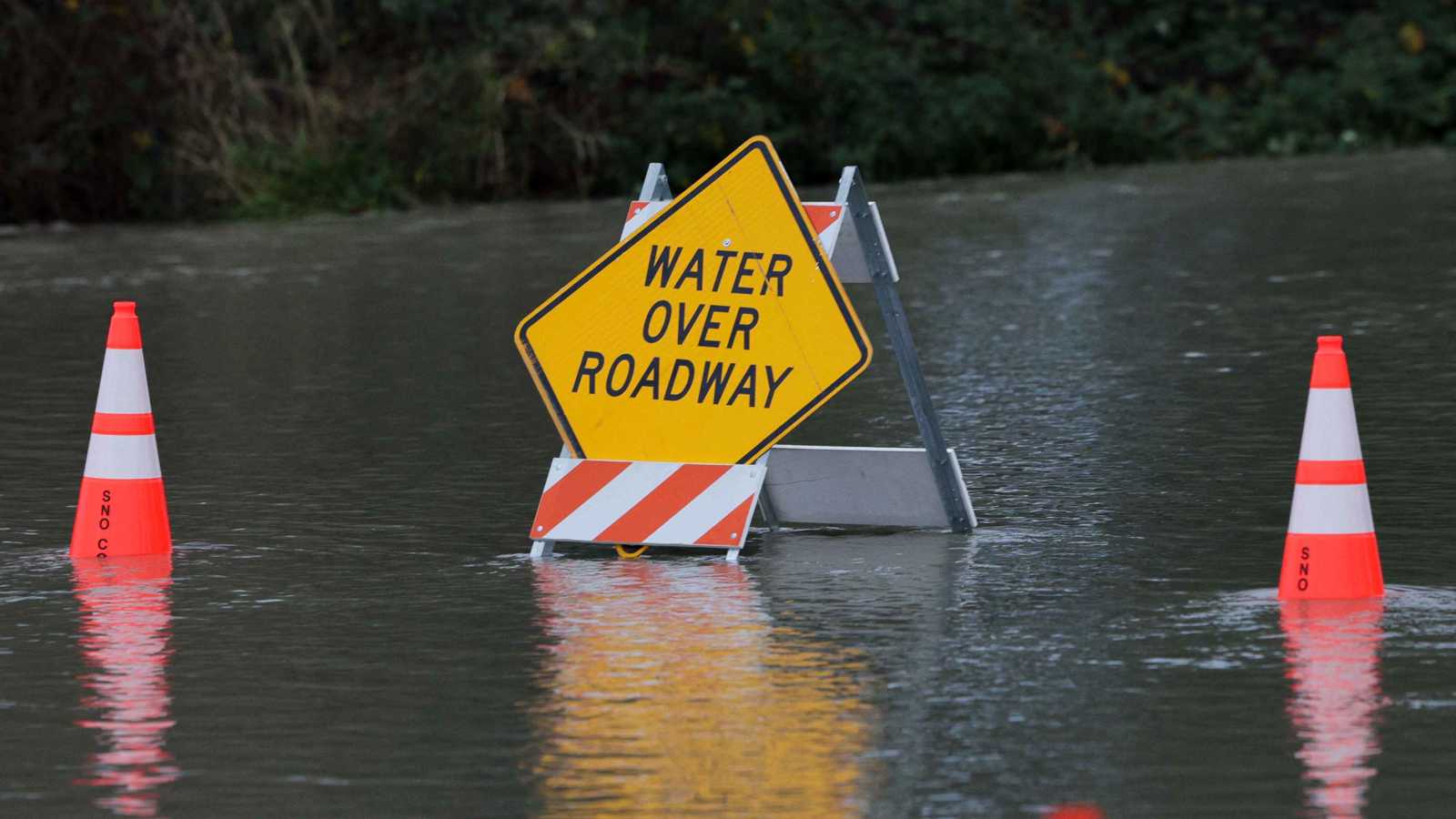 إخلاء جوي وبلدات غارقة.. واشنطن تنشر الحرس الوطني لمواجهة الفيضانات (فيديو)