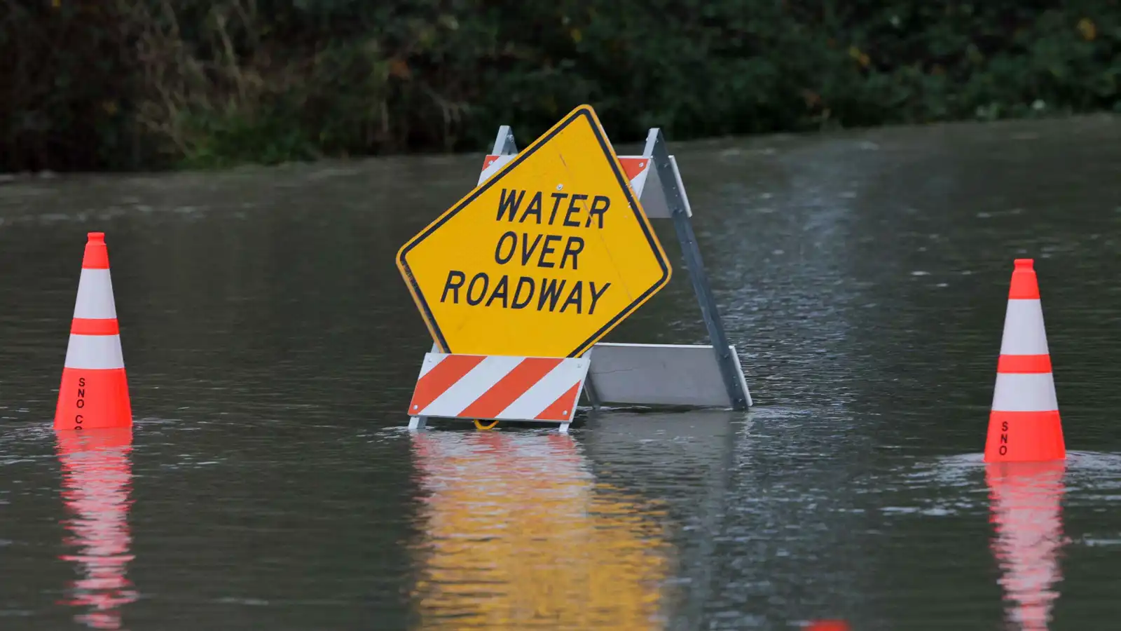إخلاء جوي وبلدات غارقة.. واشنطن تنشر الحرس الوطني لمواجهة الفيضانات (فيديو)
