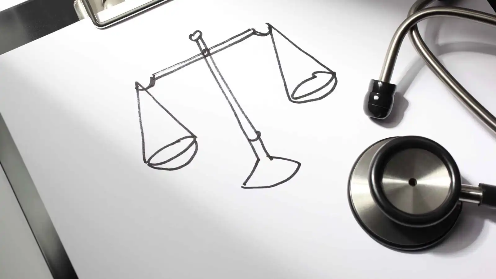 يحمل شهادة في الحقوق.. القبض على منتحل صفة طبيب تجميل في مصر