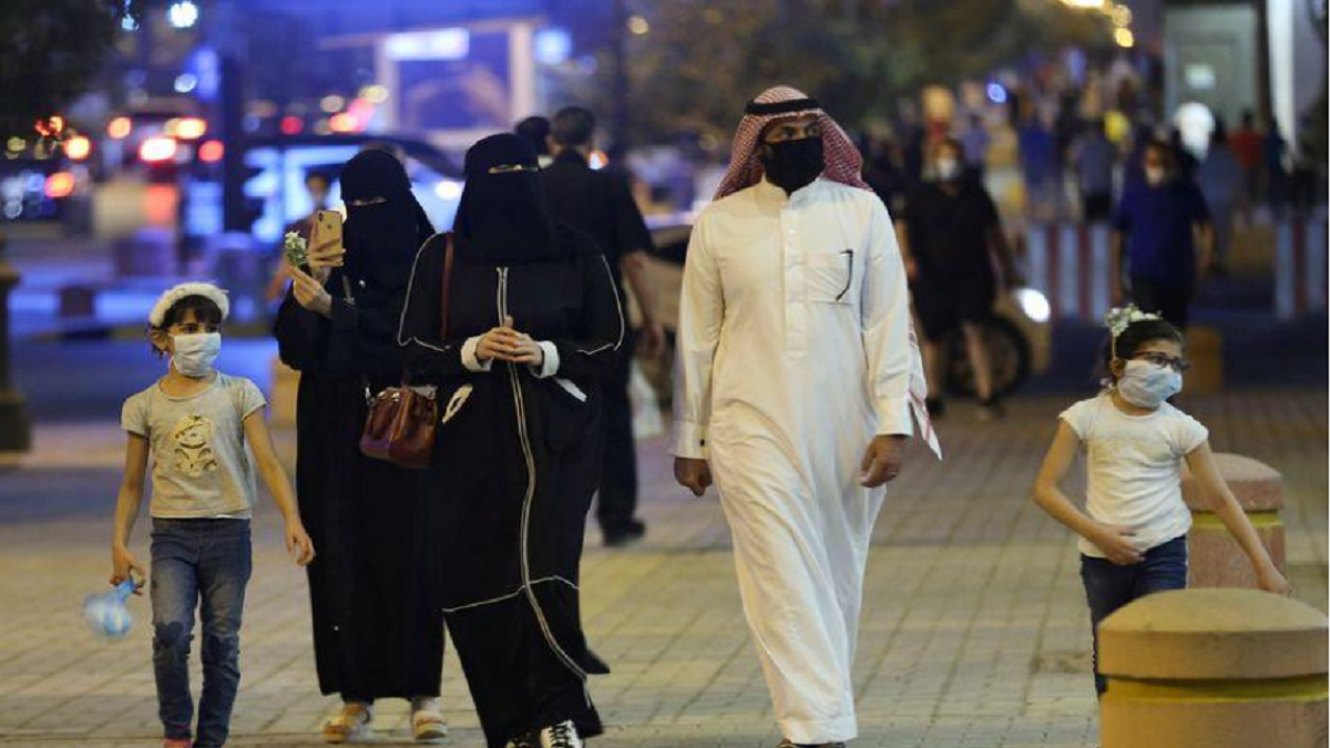 بعد 3 أشهر على قيود "كورونا" .. كيف قضى السعوديون يومهم الأول في "الحياة الطبيعية"؟