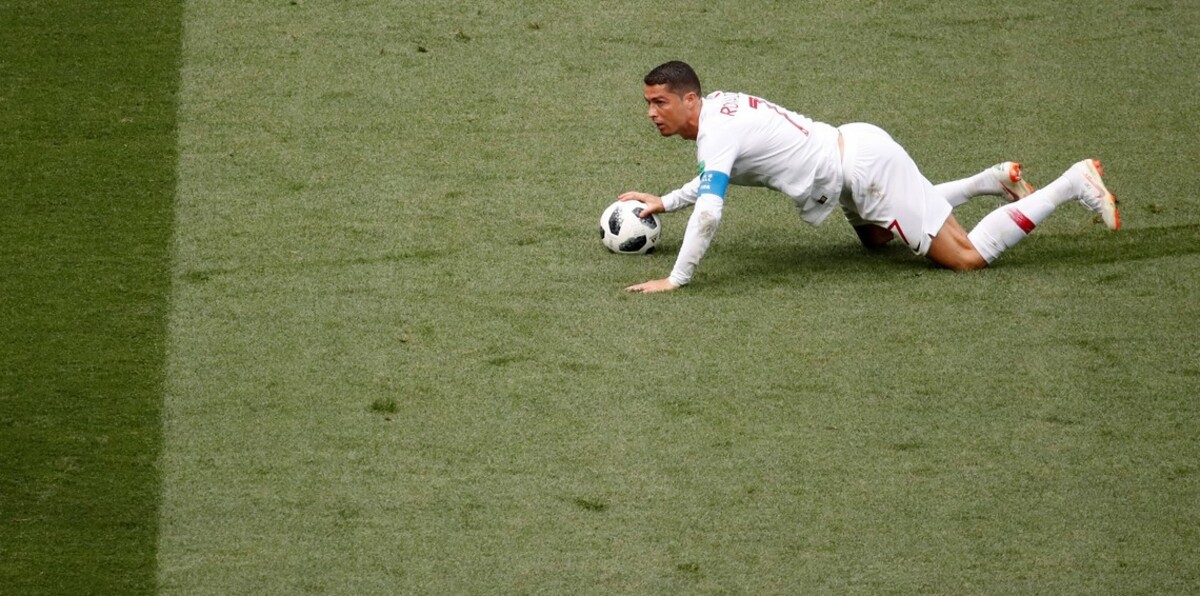 كريستيانو رونالدو يضغط على ليونيل ميسي بهذه الطريقة (فيديو)