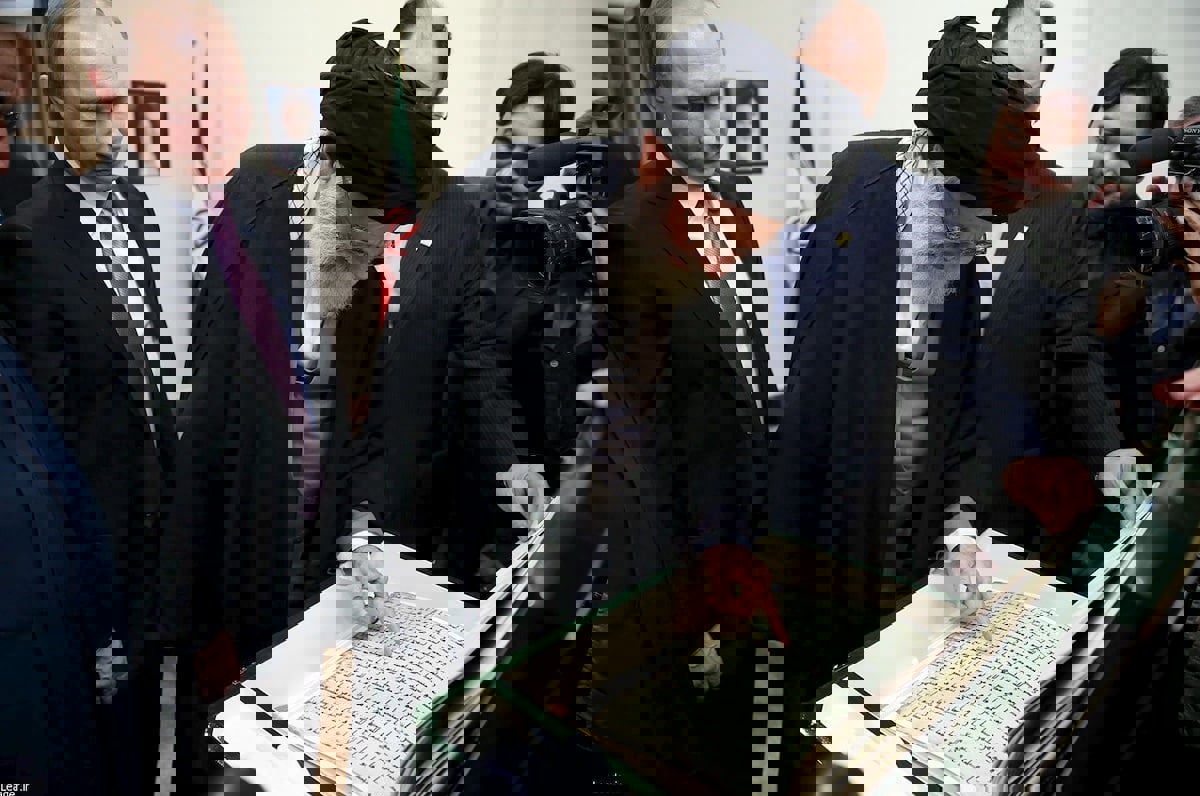 بالصور.. طهران تفجر مفاجأة صادمة بشأن هدية بوتين لخامنئي