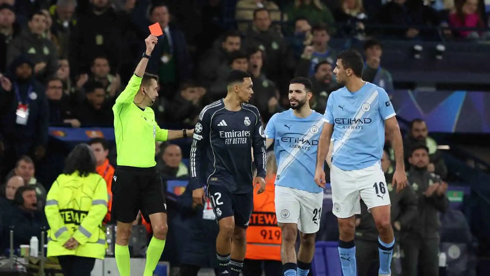 أخطاء فادحة.. تقييم كارثي لحكم مباراة مانشستر سيتي وريال مدريد