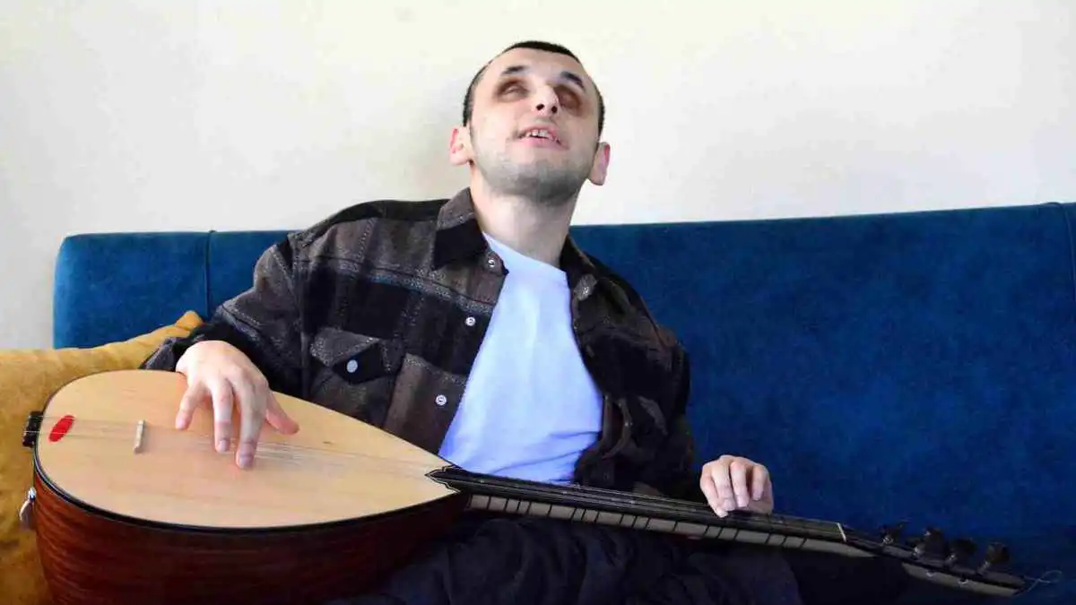 رغم إعاقته.. شاب تركي يبهر الجمهور بموهبته الموسيقية (فيديو)