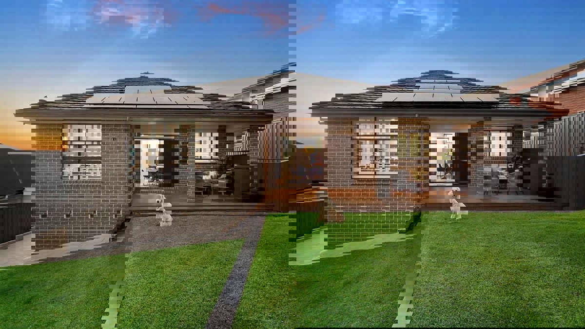 تشييد منزل ذكي متكامل من تقنيات تسلا للطاقة الخضراء