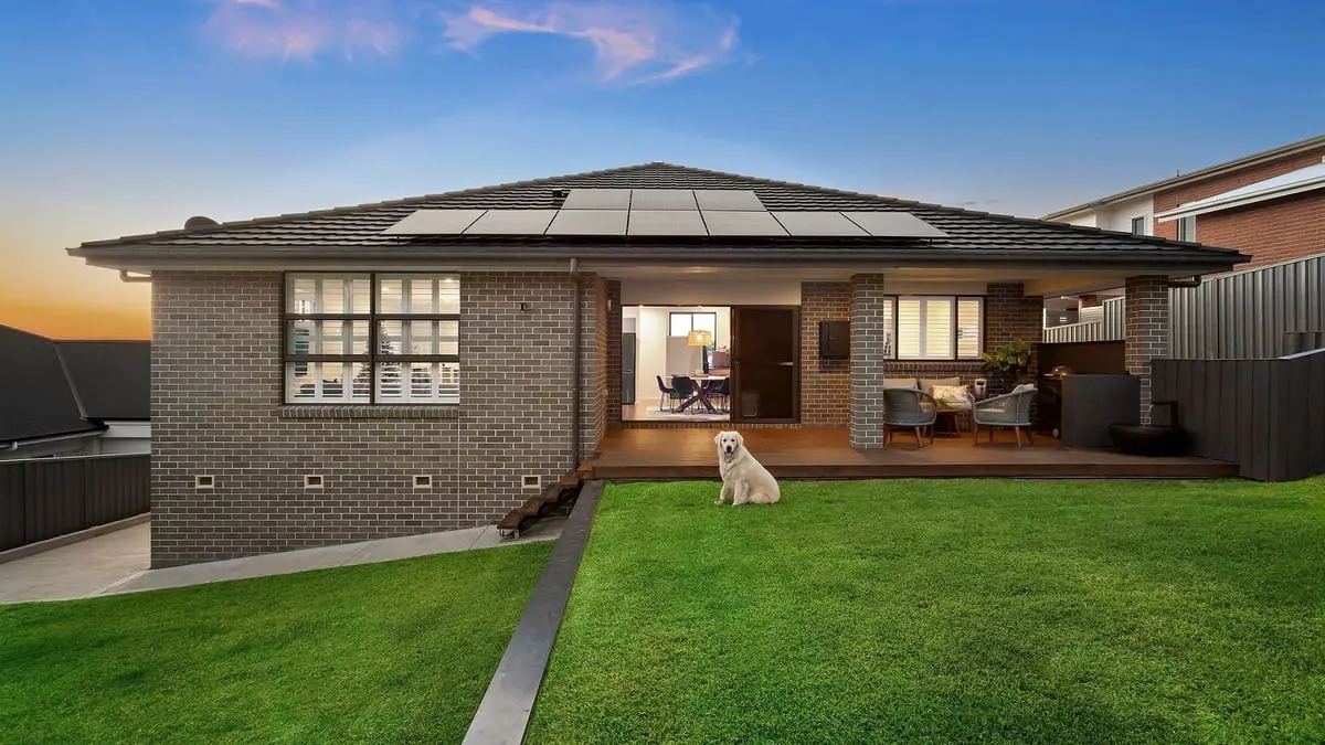 تشييد منزل ذكي متكامل من تقنيات تسلا للطاقة الخضراء