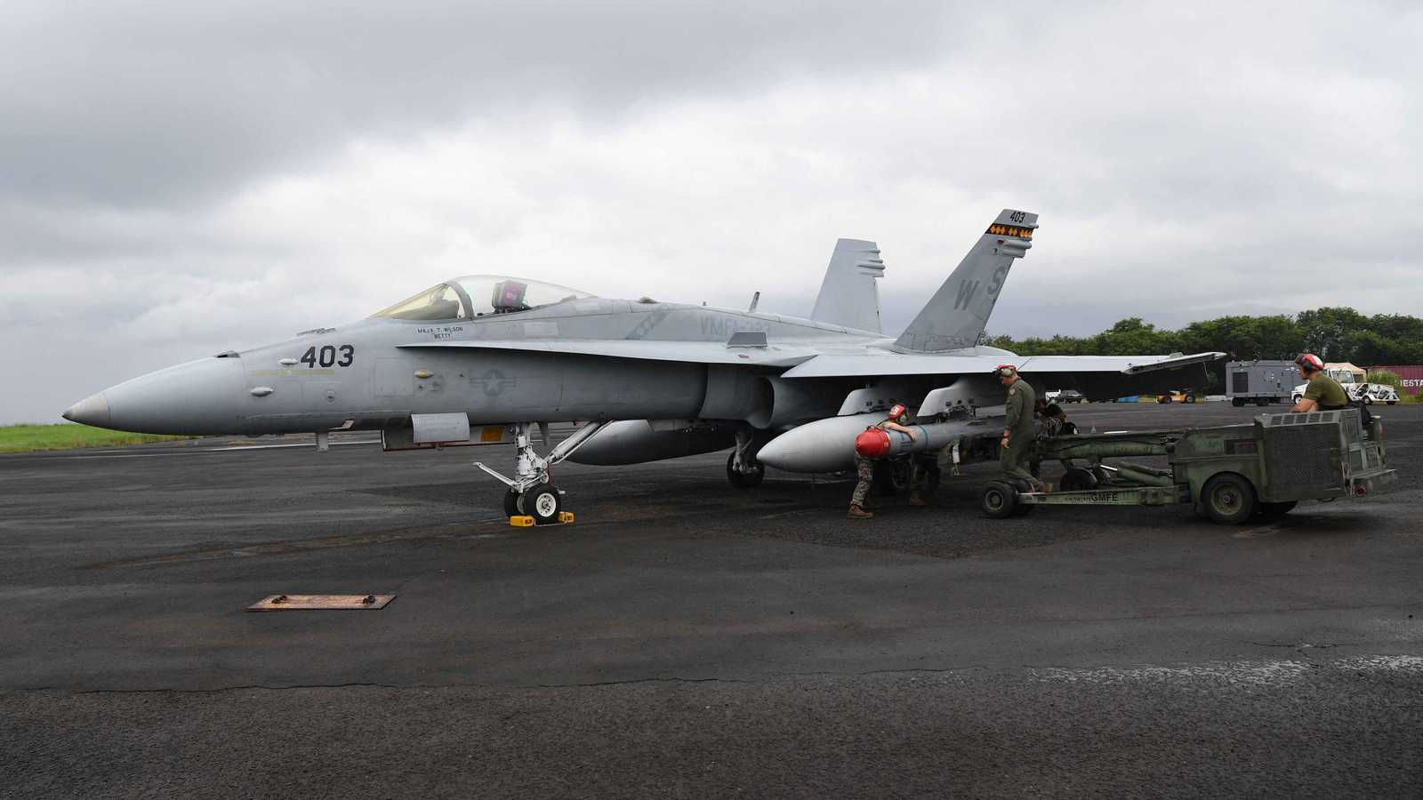 انفجار مروع لمقاتلة أمريكية في أحد مطارات ماليزيا (فيديو)