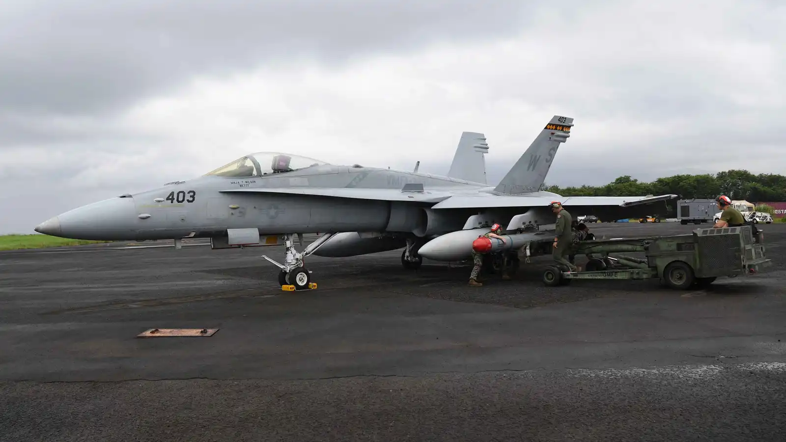 انفجار مروع لمقاتلة أمريكية في أحد مطارات ماليزيا (فيديو)