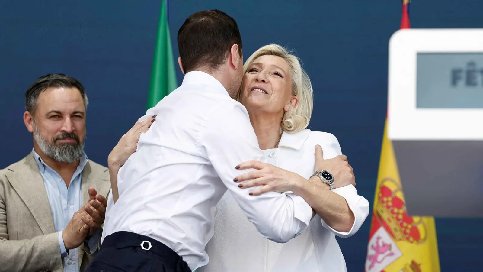 وسط عواصف داخلية.. اليمين المتطرف يحتفل بانتصاره في فرنسا