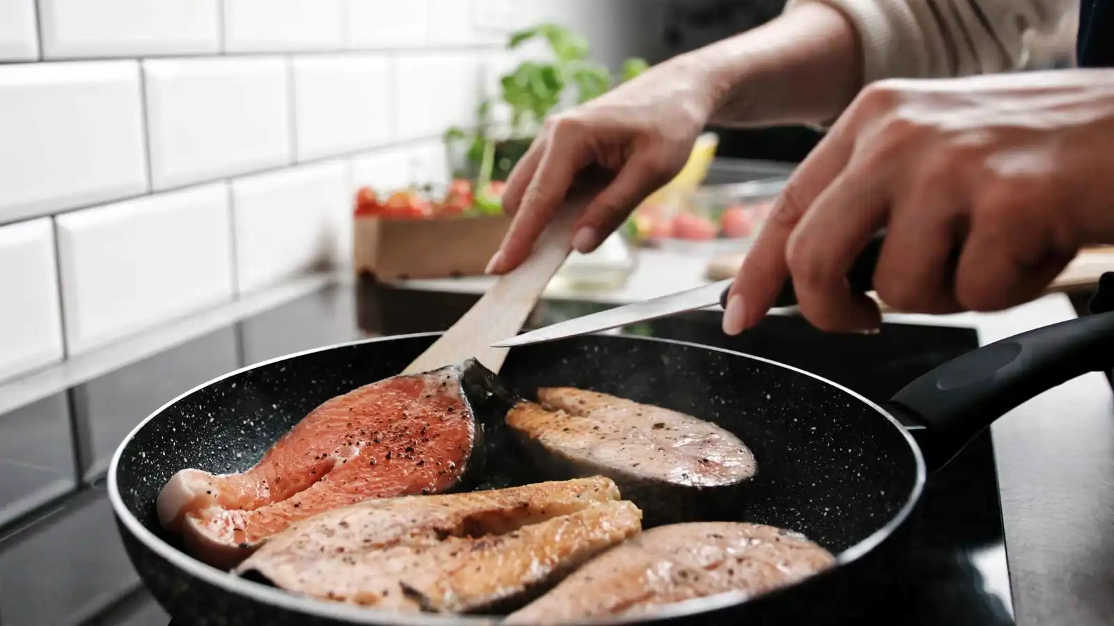 تجنب القلي.. إليك الطريقة التي تحافظ على 100% من فوائد السلمون