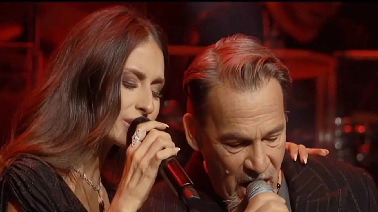 هبة طوجي تدفع "أسطورة" غناء فرنسية لمشاركتها المسرح (فيديو)