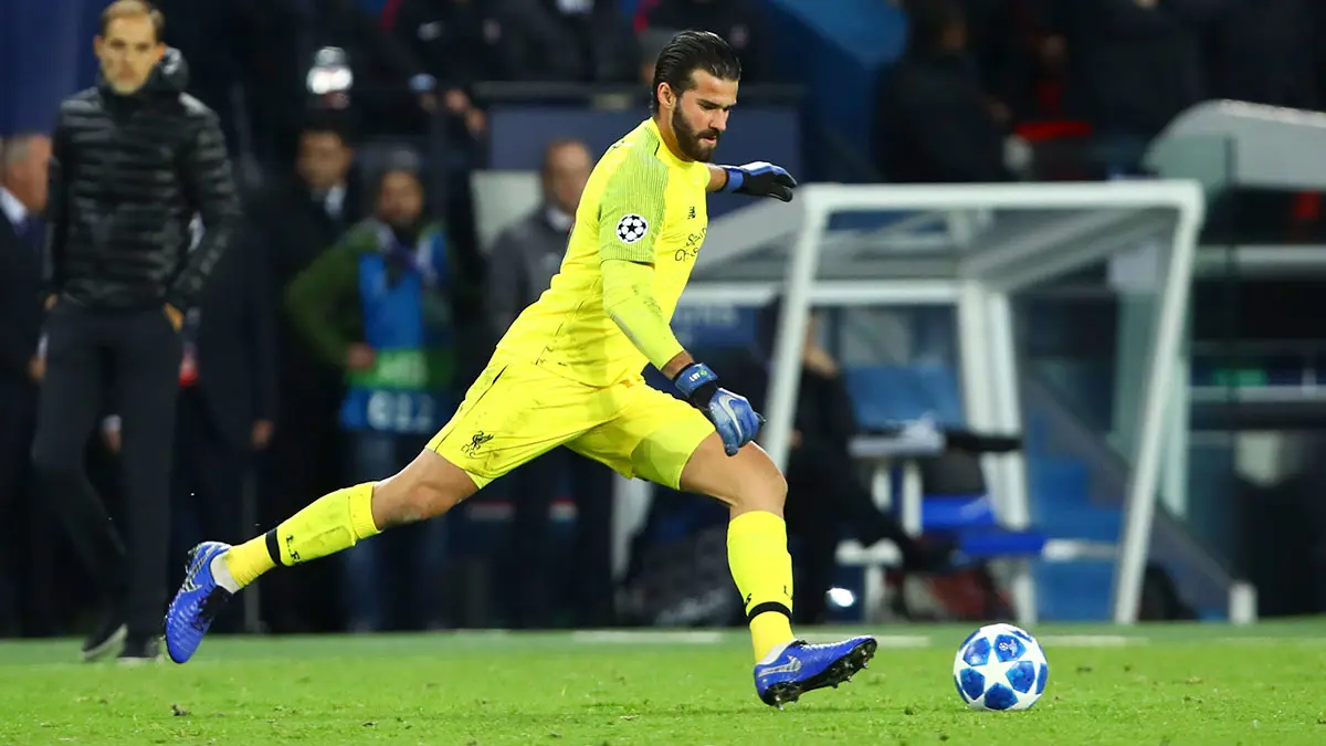 رسميًا.. عودة أليسون باكير واستبعاد محمد صلاح في مباراة مانشستر يونايتد ضد ليفربول (صورة)