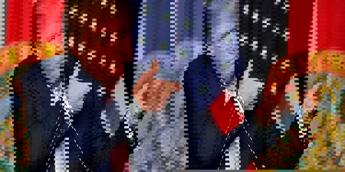 بالصور.. أعطني دولارا وإلا انتخبت دونالد ترامب