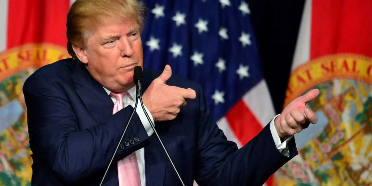 بالصور.. أعطني دولارا وإلا انتخبت دونالد ترامب