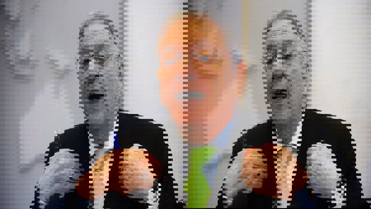 متهم باختلاس.. وزير جزائري سابق يُطالب بتخفيف عقوبته لتقدمه في السن