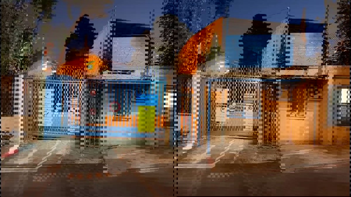 حاول مستوطنون حرقه.. "الأونروا" تغلق مجمع مكاتبها في القدس (فيديو)
