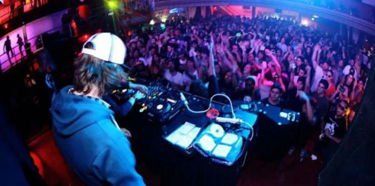 تونس تسجن أجنبيًا مزج الآذان بموسيقى صاخبة في ملهى ليلي