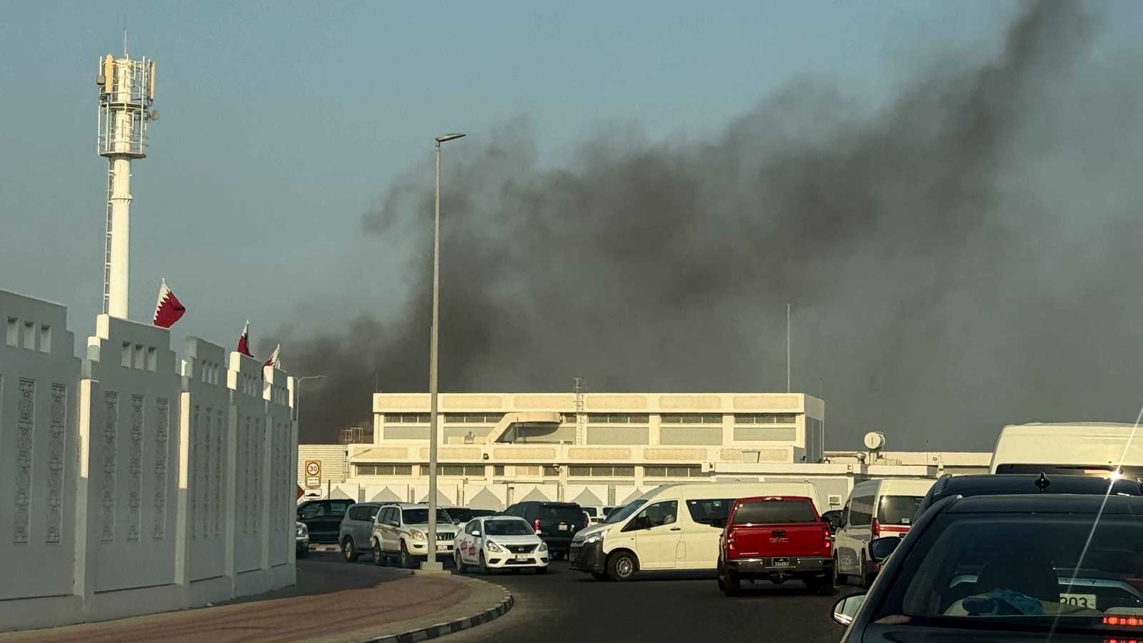أعمدة الدخان تتصاعد من موقع القصف