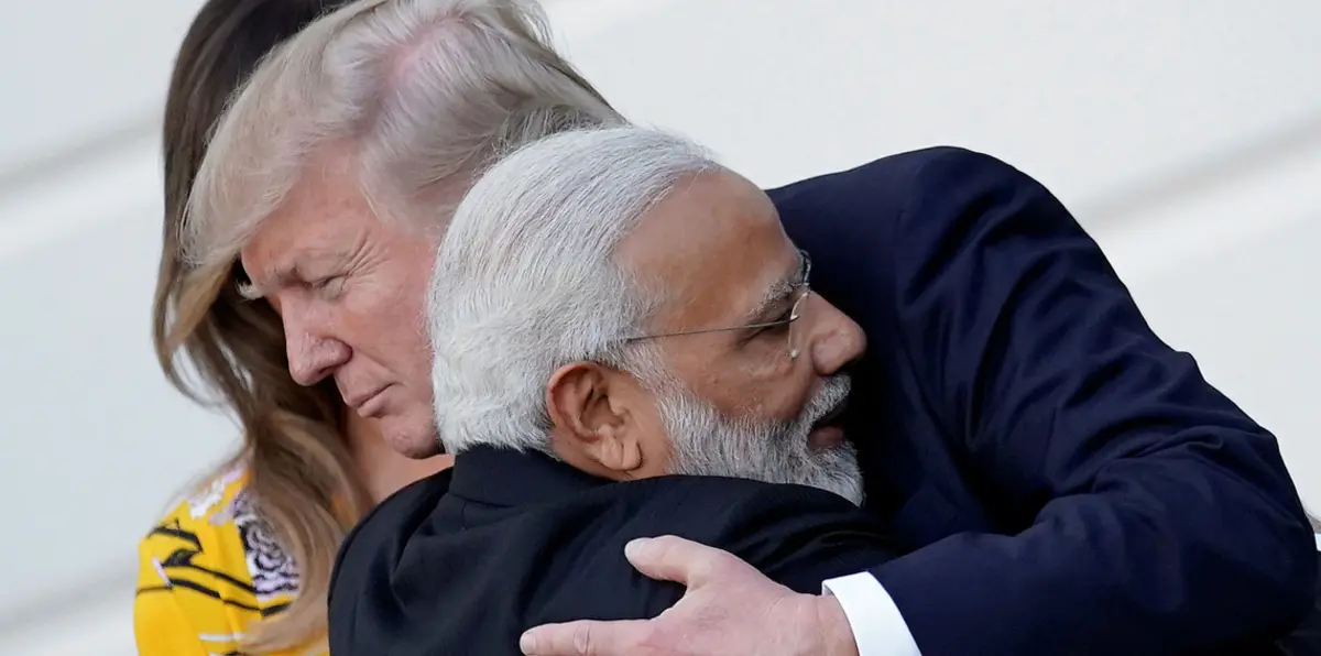 صور عناق مودي وترامب تدفع باكستان إلى أحضان الصين.. بعيدًا عن الحليف الأمريكي