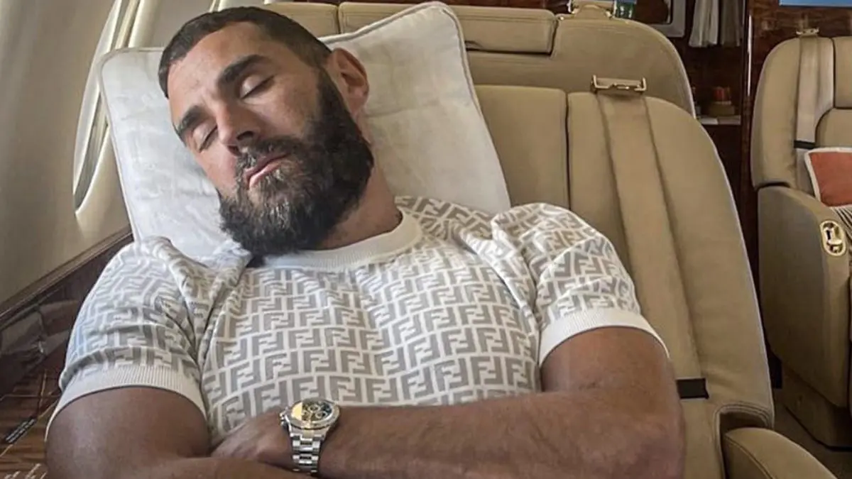 كريم بنزيما يحذف صورة من حساباته بعدما ظهر فيها "إصبع قدم امرأة"